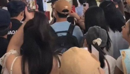 曹骏重庆接机炸锅，童年白月光杀回来了，这波顶流待遇配得上吗？