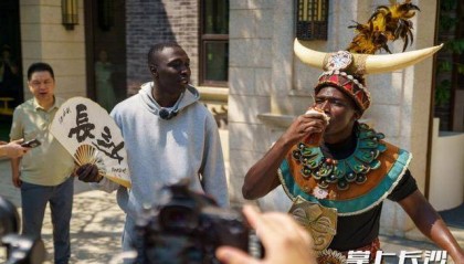 “无语哥”空降长沙：体验辣椒咖啡，惊叹AI中医 | 组图