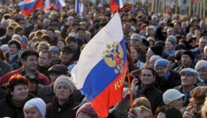 俄罗斯改变战术了，号召乌克兰各州举行公投，决定是否加入俄罗斯。不得不说，这一招真的太狠了，而且俄罗斯绝不是说说而已，已经对乌克兰各州实施渗透。 俄罗斯的公投战术早已在克里米亚验证过威力，2014年，这座黑海明珠以95.5%的支持率“回归”俄罗斯，成为现代地缘政治史上最经典的“颜色革命”...