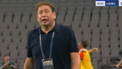 媒体人：斯卢茨基那神态让我想到阿莫林，球可以输教练不能崩啊