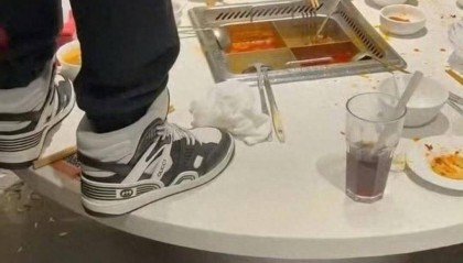 海底捞“小便门”涉案者父母被判赔220万元，律师：明确监护人责任，合理确定赔偿