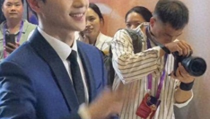 曹骏重庆接机炸锅！童年白月光杀回来了，这波顶流待遇他配吗？