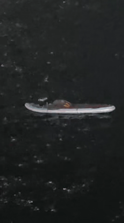 大连男子钓鱼时,发现海上漂荡着一块载满物品的浆板,板上空无一人,观察水面十几分钟后他报警了