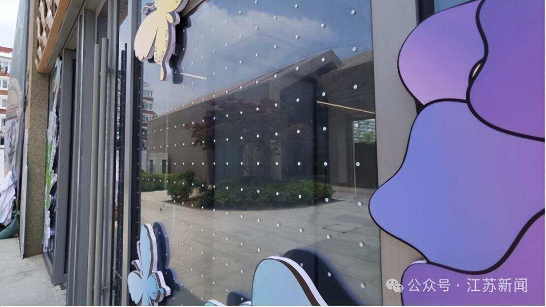 南京一大桥玻璃墙频现撞鸟事件 市民希望能贴上鸟类防撞贴纸