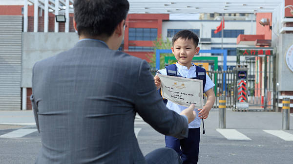 小学建议不让老人接送小孩，站着说话不腰疼