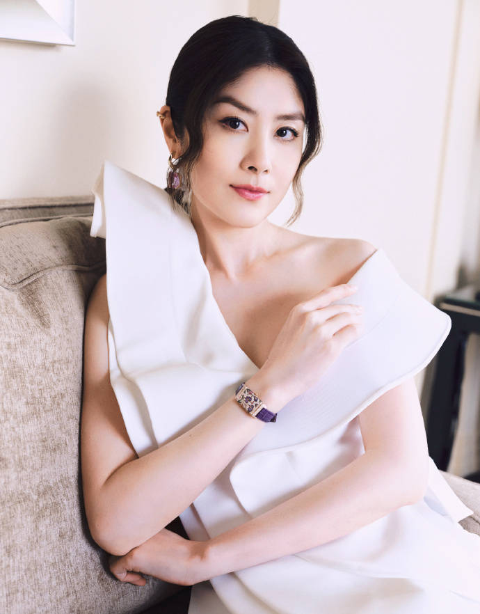 “贵姐”陈慧琳穿露肩装状态如32，董璇黑色长裙彰显”地母“风范