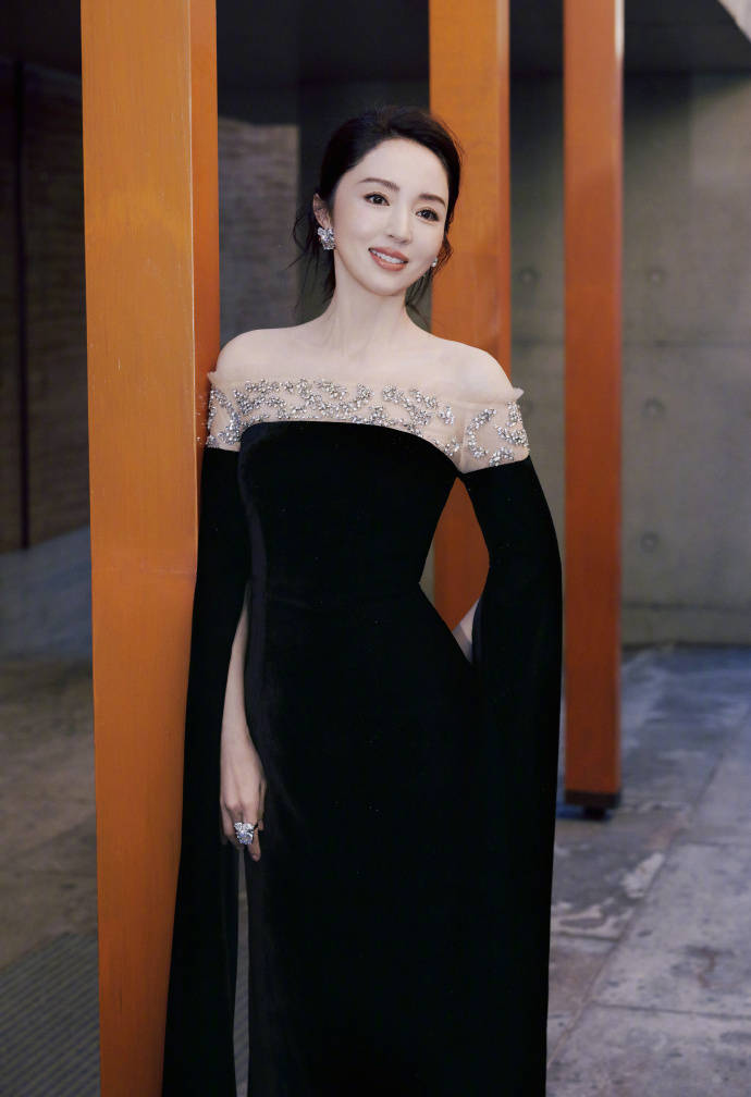 “贵姐”陈慧琳穿露肩装状态如32，董璇黑色长裙彰显”地母“风范