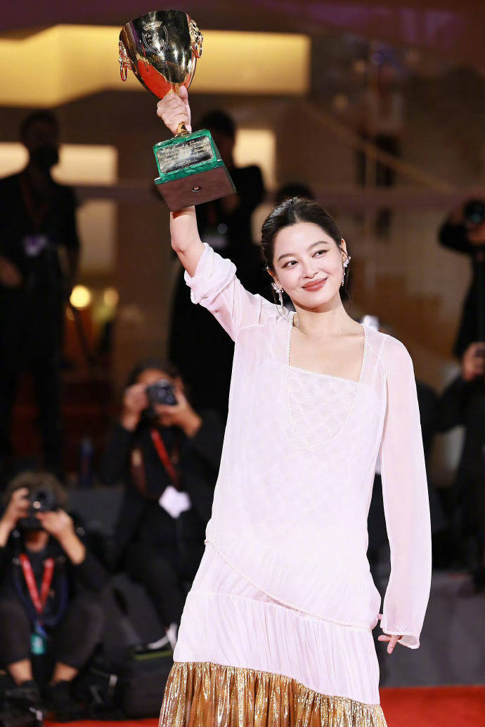 “贵姐”陈慧琳穿露肩装状态如32，董璇黑色长裙彰显”地母“风范