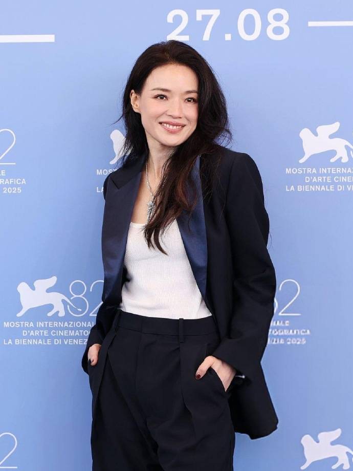 “贵姐”陈慧琳穿露肩装状态如32，董璇黑色长裙彰显”地母“风范