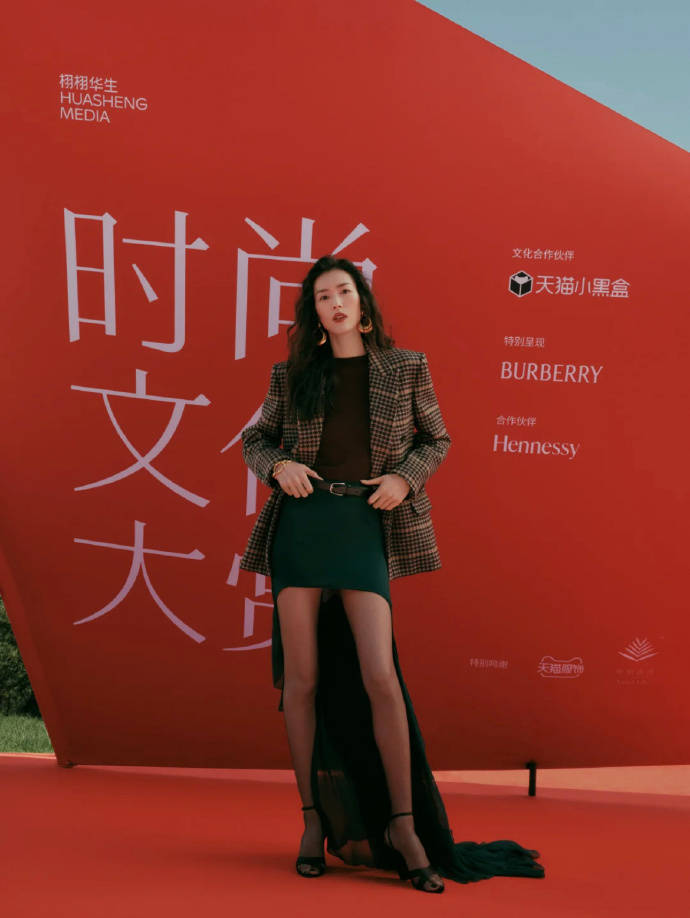 “贵姐”陈慧琳穿露肩装状态如32，董璇黑色长裙彰显”地母“风范