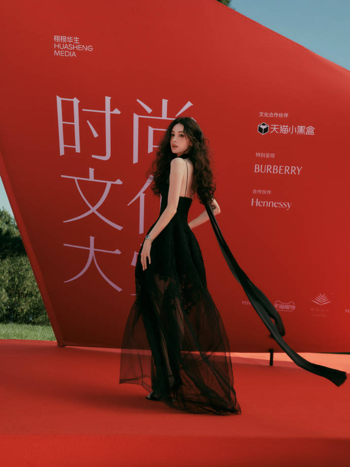 “贵姐”陈慧琳穿露肩装状态如32，董璇黑色长裙彰显”地母“风范