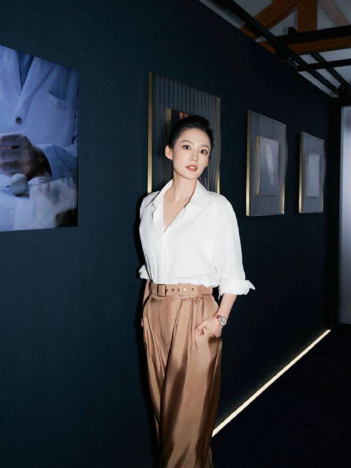 “贵姐”陈慧琳穿露肩装状态如32，董璇黑色长裙彰显”地母“风范