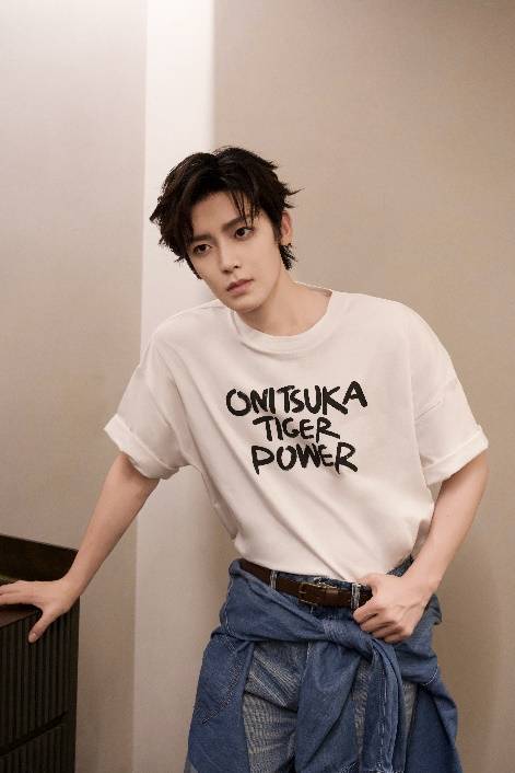 “贵姐”陈慧琳穿露肩装状态如32，董璇黑色长裙彰显”地母“风范