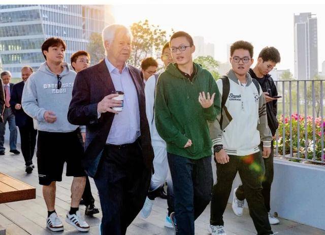 这所新大学，一周只上四天课