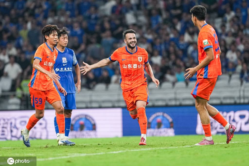 三度领先三度被扳平！中超-卡扎戴帽 申花3-3泰山落后榜首3分