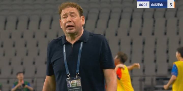 媒体人：斯卢茨基那神态让我想到阿莫林，球可以输教练不能崩啊