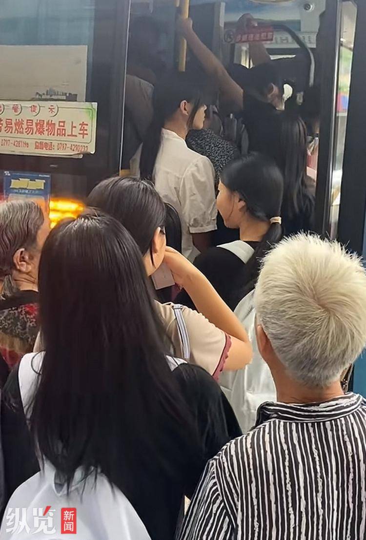 江西定南早高峰常有老人们“抢公交”致不少学生上学迟到？交通局回应