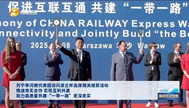 河南省委书记率团访问期间，坐进了飞机驾驶室