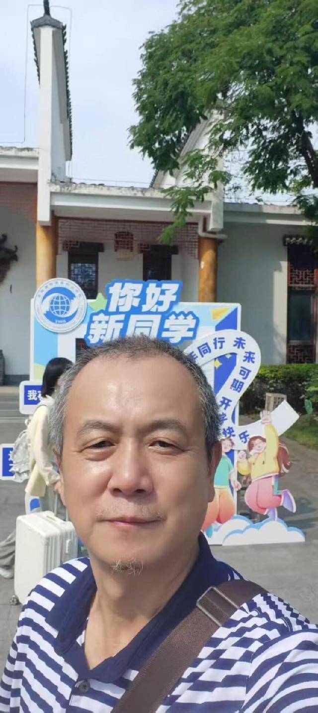 合肥60后高考大叔已到校报到,将开启校园生活,大叔:年龄虽大但无需特别照顾