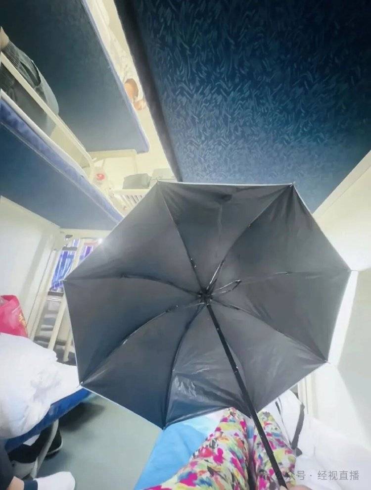 女乘客坐火车卧铺打伞遮隐私,12306回应