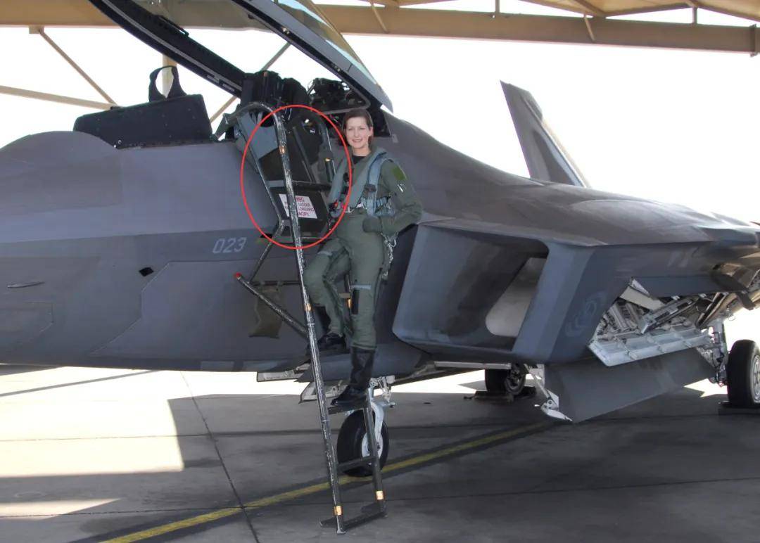 央视曝光!歼-35A改用内置登机梯,和F-35的一模一样?