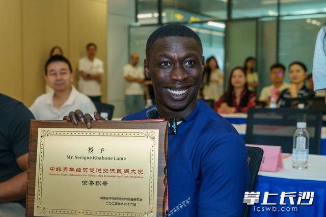 “无语哥”空降长沙：体验辣椒咖啡，惊叹AI中医 | 组图