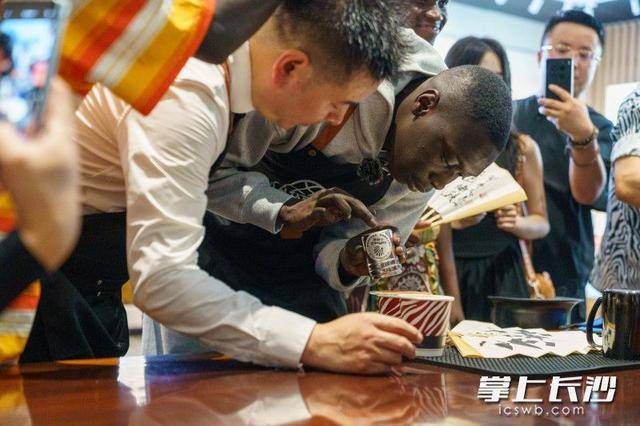 “无语哥”空降长沙：体验辣椒咖啡，惊叹AI中医 | 组图