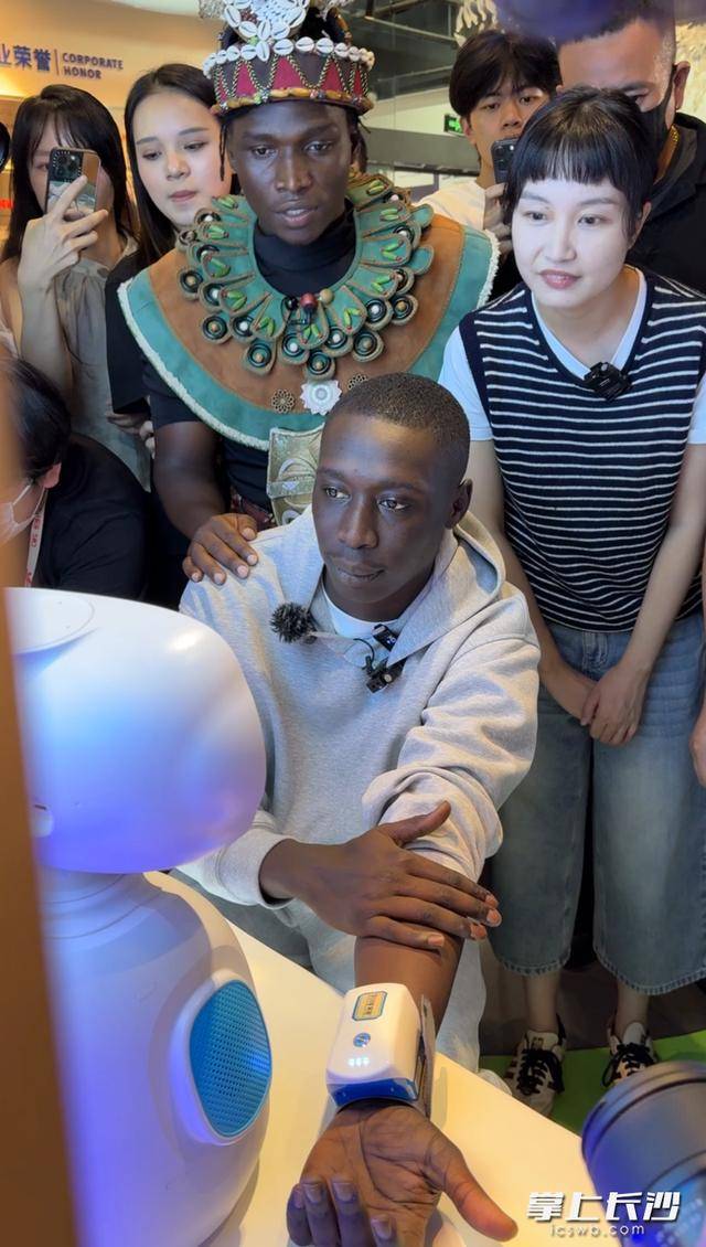 “无语哥”空降长沙：体验辣椒咖啡，惊叹AI中医 | 组图