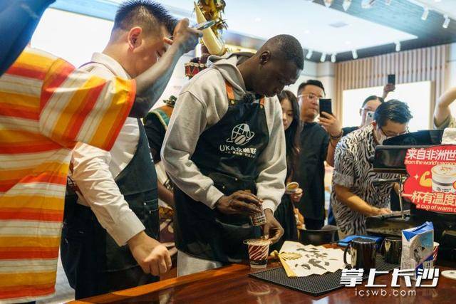 “无语哥”空降长沙：体验辣椒咖啡，惊叹AI中医 | 组图