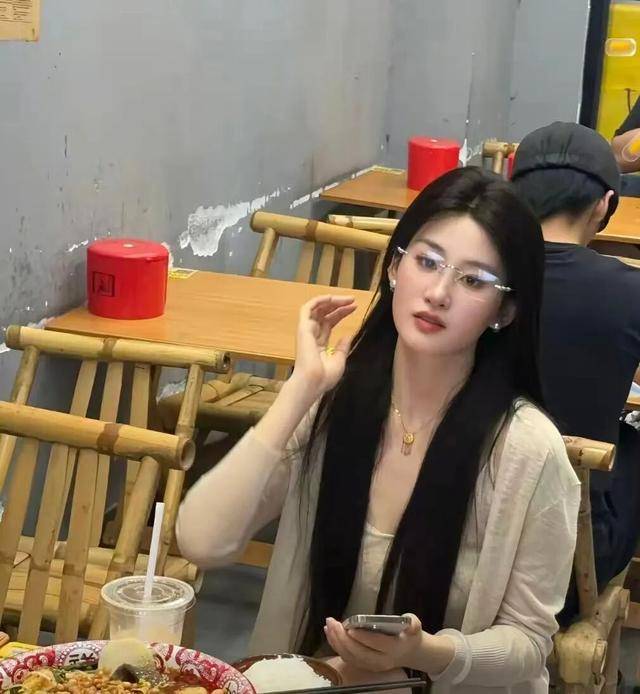 一女孩酷似刘亦菲走红，3条视频涨粉超20万，本人回应称未整容，大学时期就被说像她