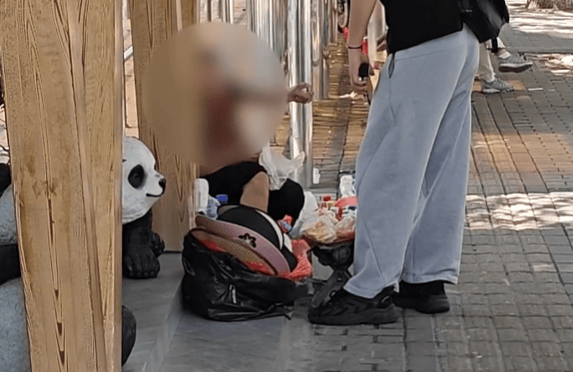 恶心！上海知名景区门口有人卖不明饮料，不少游客中招，城管部门已介入调查