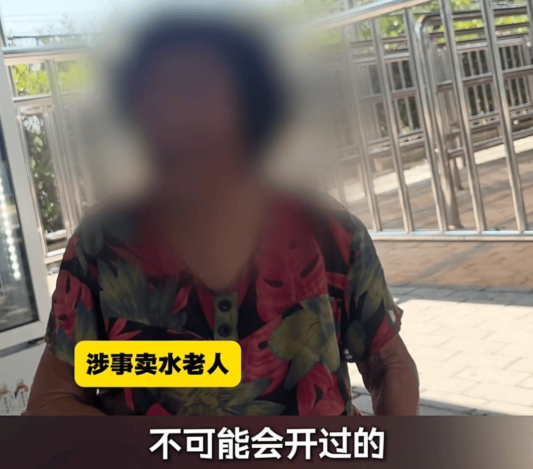 恶心！上海知名景区门口有人卖不明饮料，不少游客中招，城管部门已介入调查