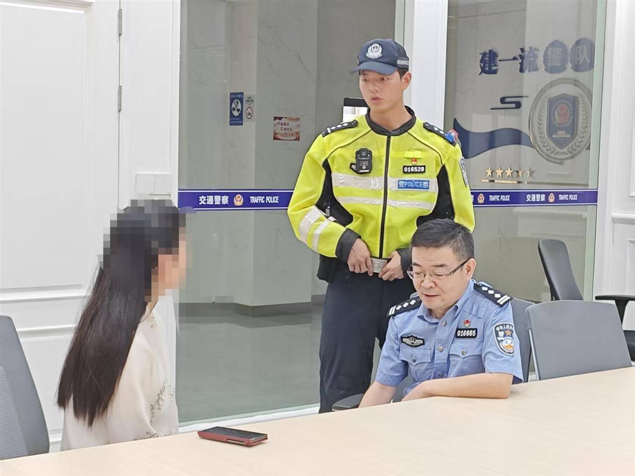 驾驶员违停造堵还不认错,武汉交警依法予以处罚