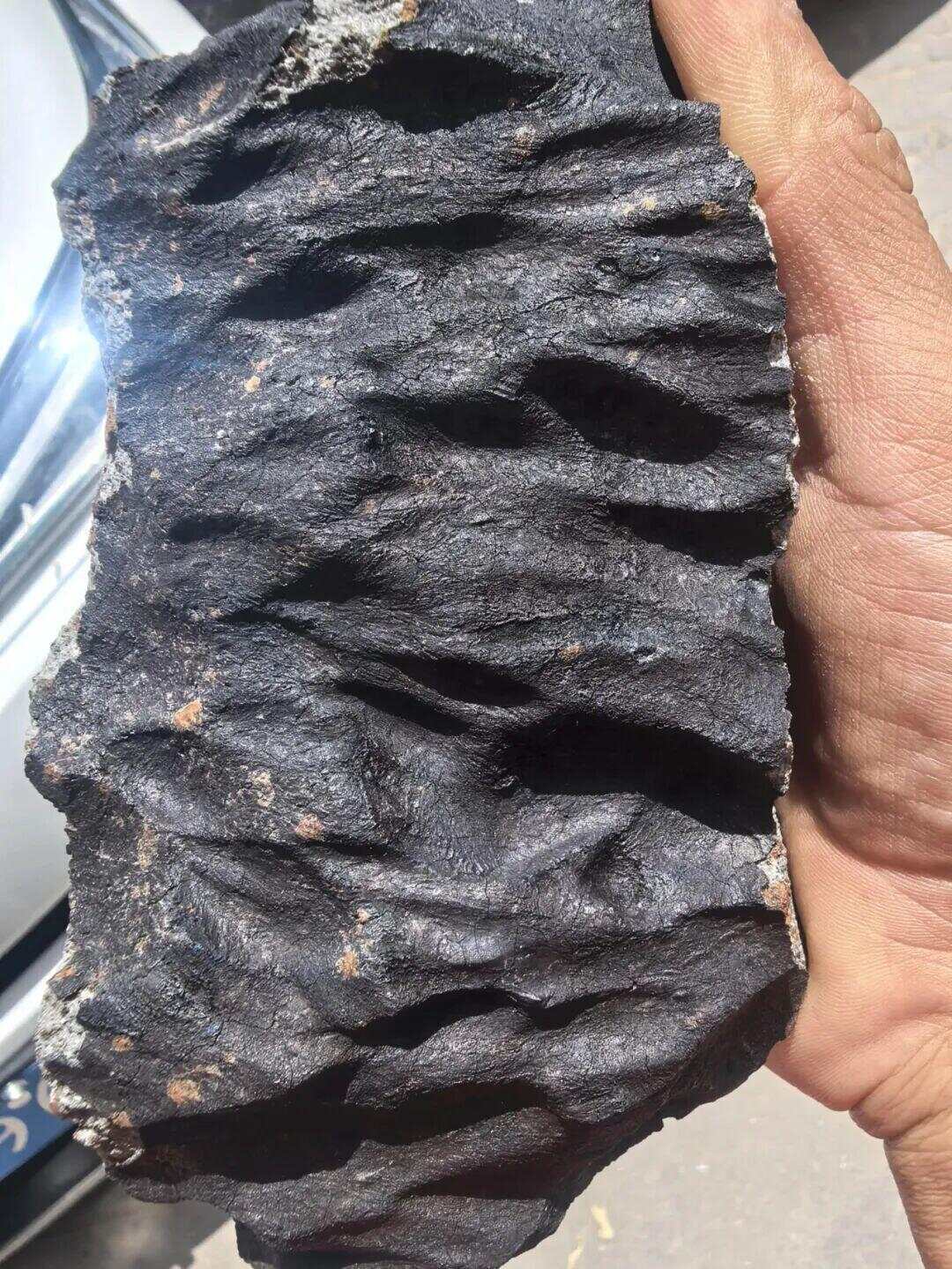 “陨石猎人”：在茂名挖出423公斤陨石；村民称此前不知有陨石，曾见有外人来果园