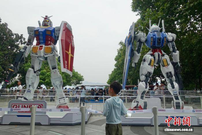 高达模型现身浙江杭州西湖畔 吸引游客打卡