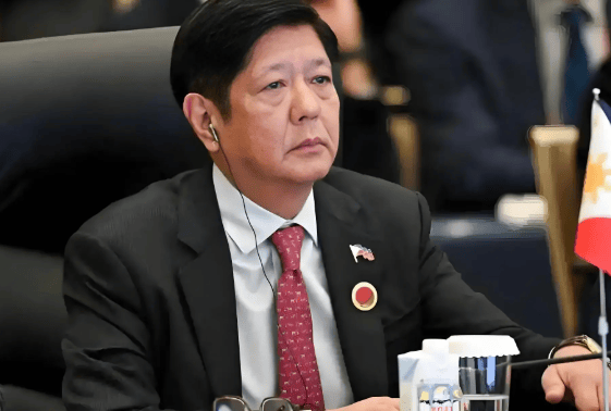 忍无可忍无需再忍！黄岩岛传来捷报，中方清场让菲律宾“大败而归”，菲律宾船员高举白旗投降