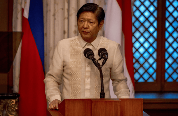 忍无可忍无需再忍！黄岩岛传来捷报，中方清场让菲律宾“大败而归”，菲律宾船员高举白旗投降