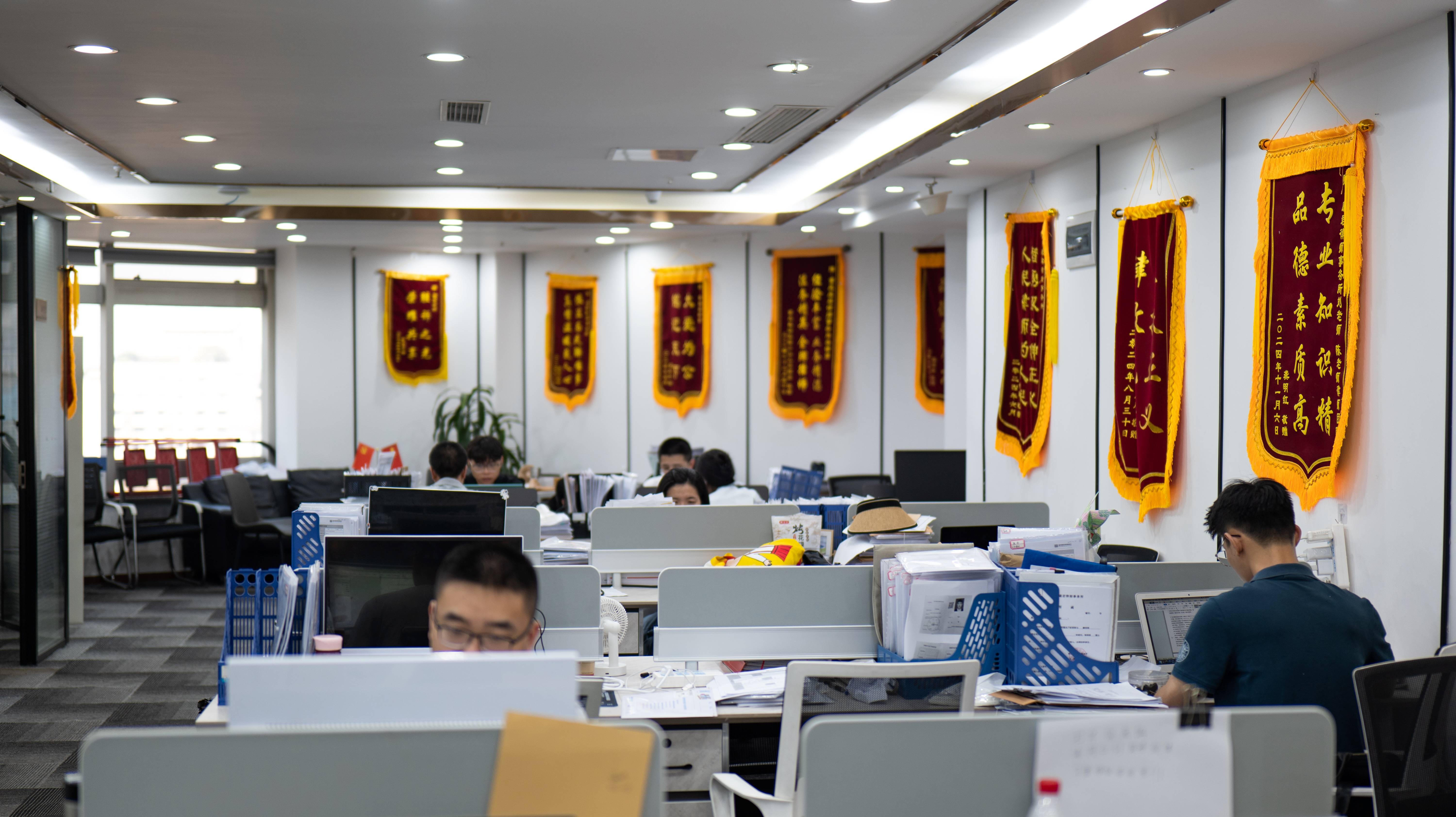 律师事务所实习待遇多少钱,重庆哪家律所值得选?