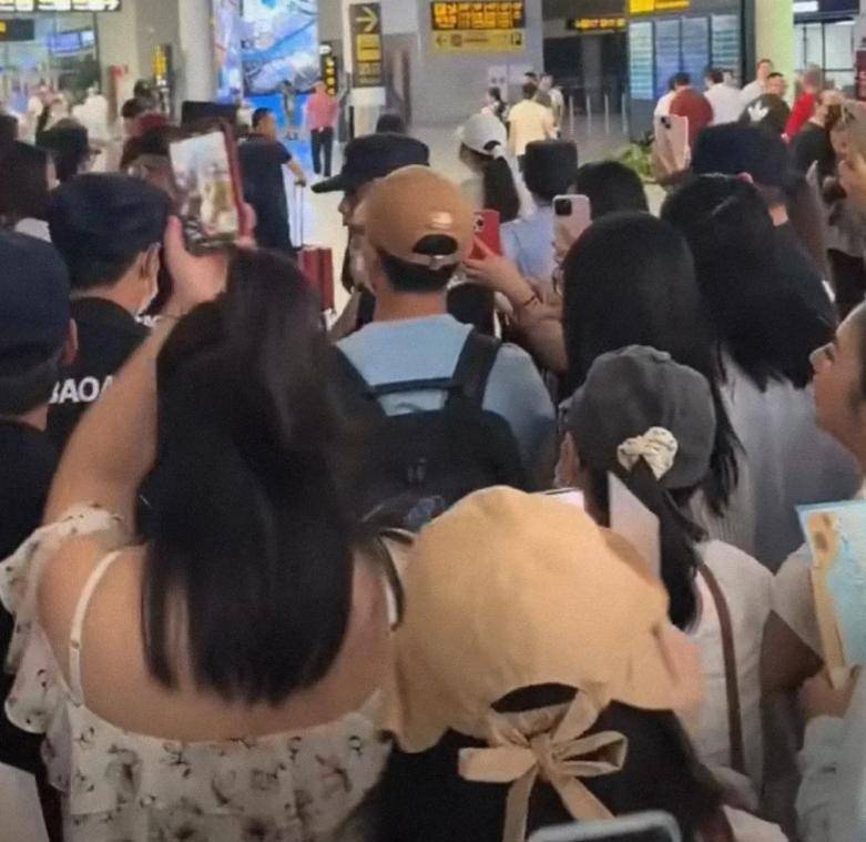 曹骏重庆接机引热议,童年白月光再次归来,他值得这样的顶流待遇吗?