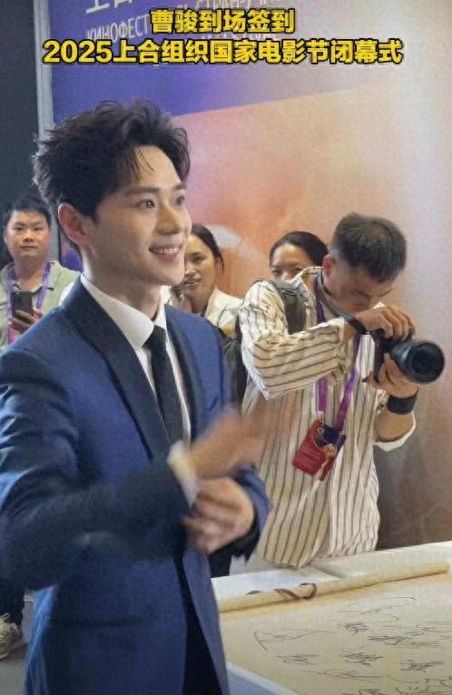 曹骏重庆接机炸锅，童年白月光杀回来了，这波顶流待遇配得上吗？