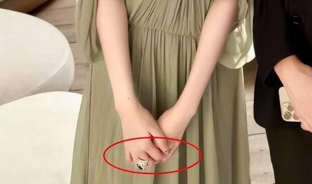 产后首次露面，叶珂参加洋房展，超大钻戒吸睛光鲜亮丽