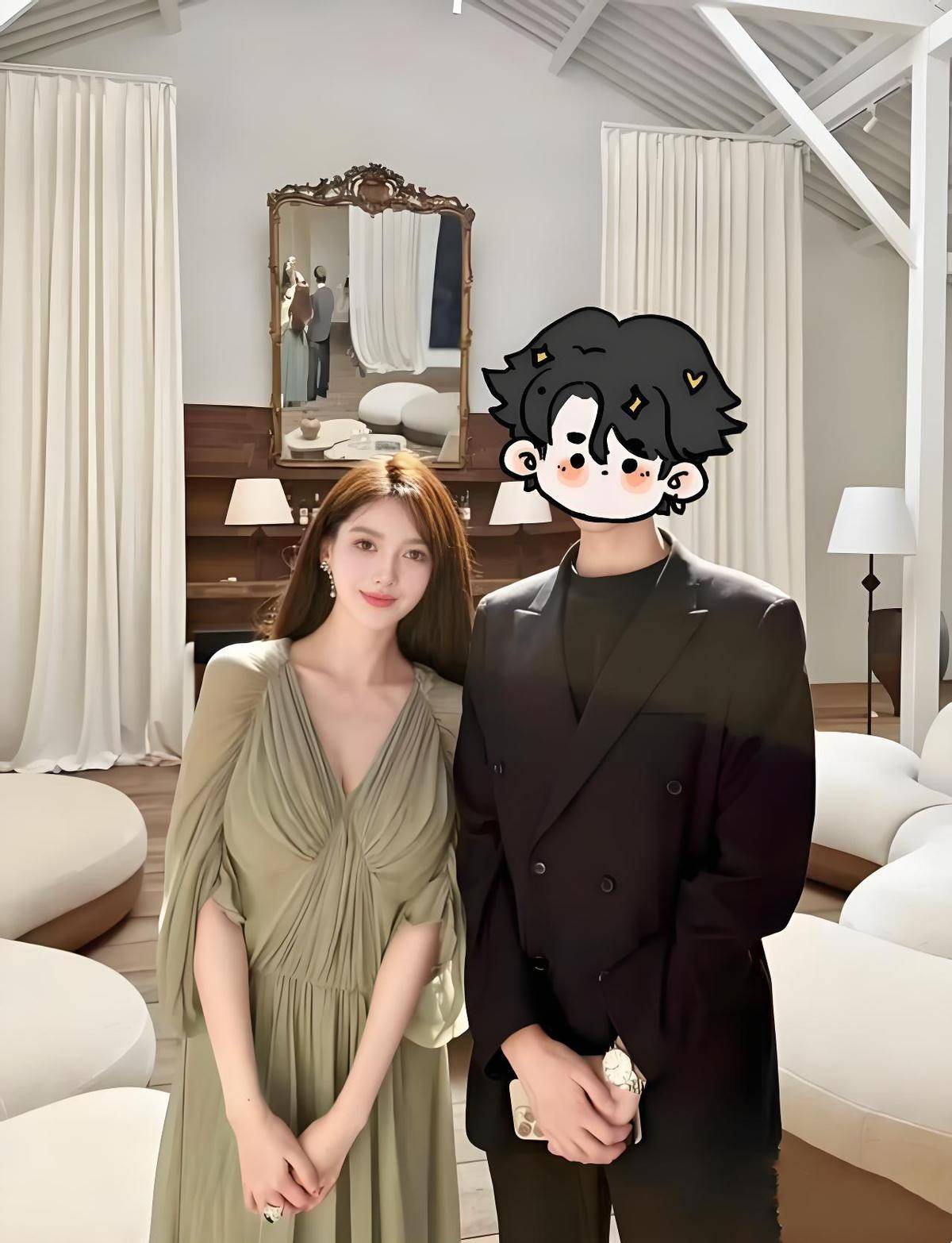 产后首次露面，叶珂参加洋房展，超大钻戒吸睛光鲜亮丽