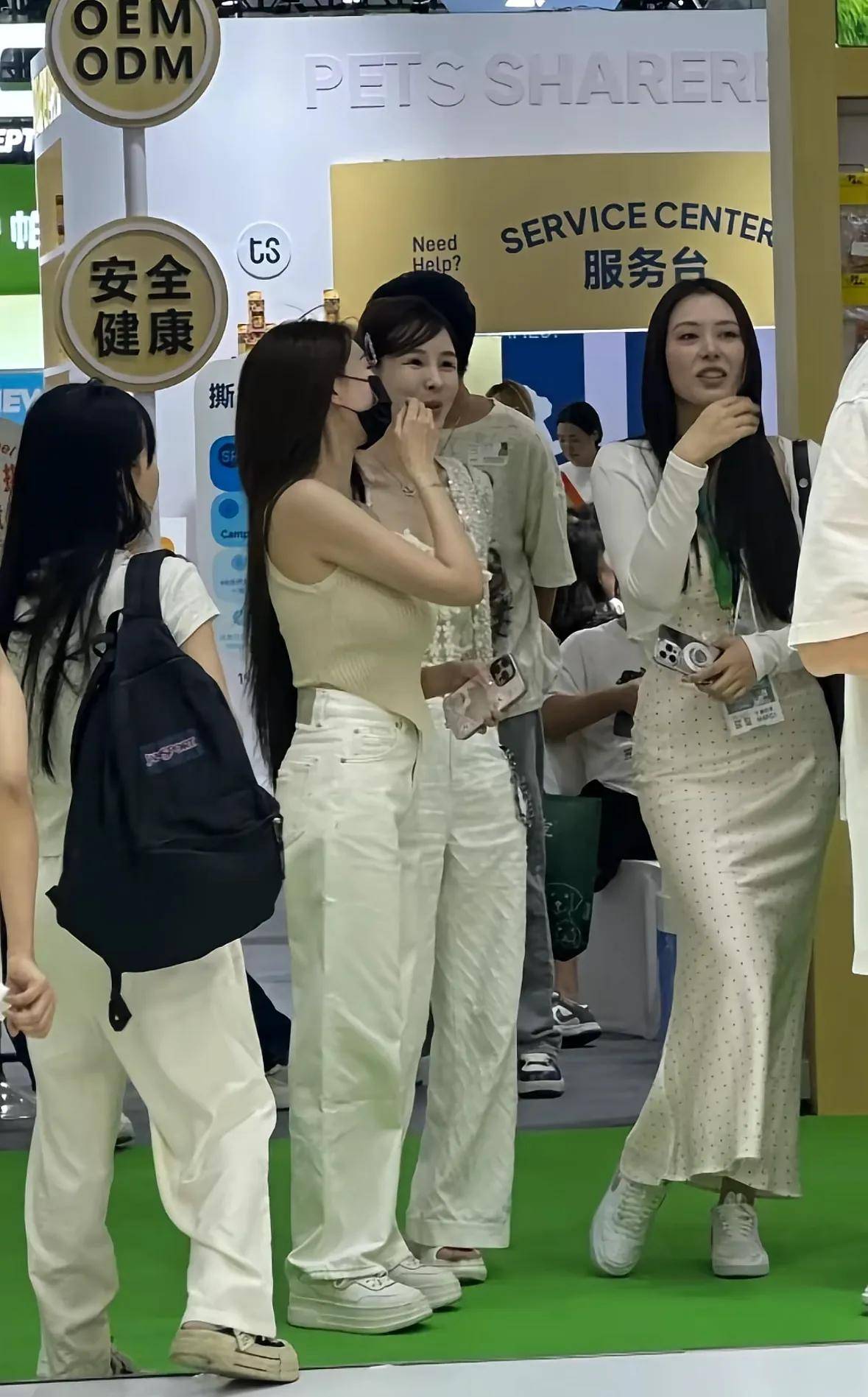 网友亚宠展偶遇叶珂，产后身材苗条如少女，但身高意外翻车