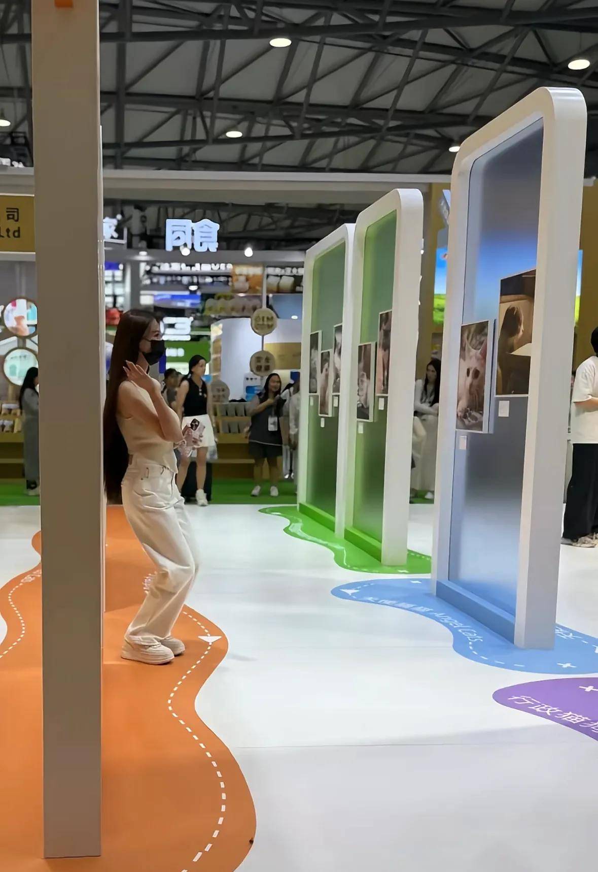 网友亚宠展偶遇叶珂，产后身材苗条如少女，但身高意外翻车