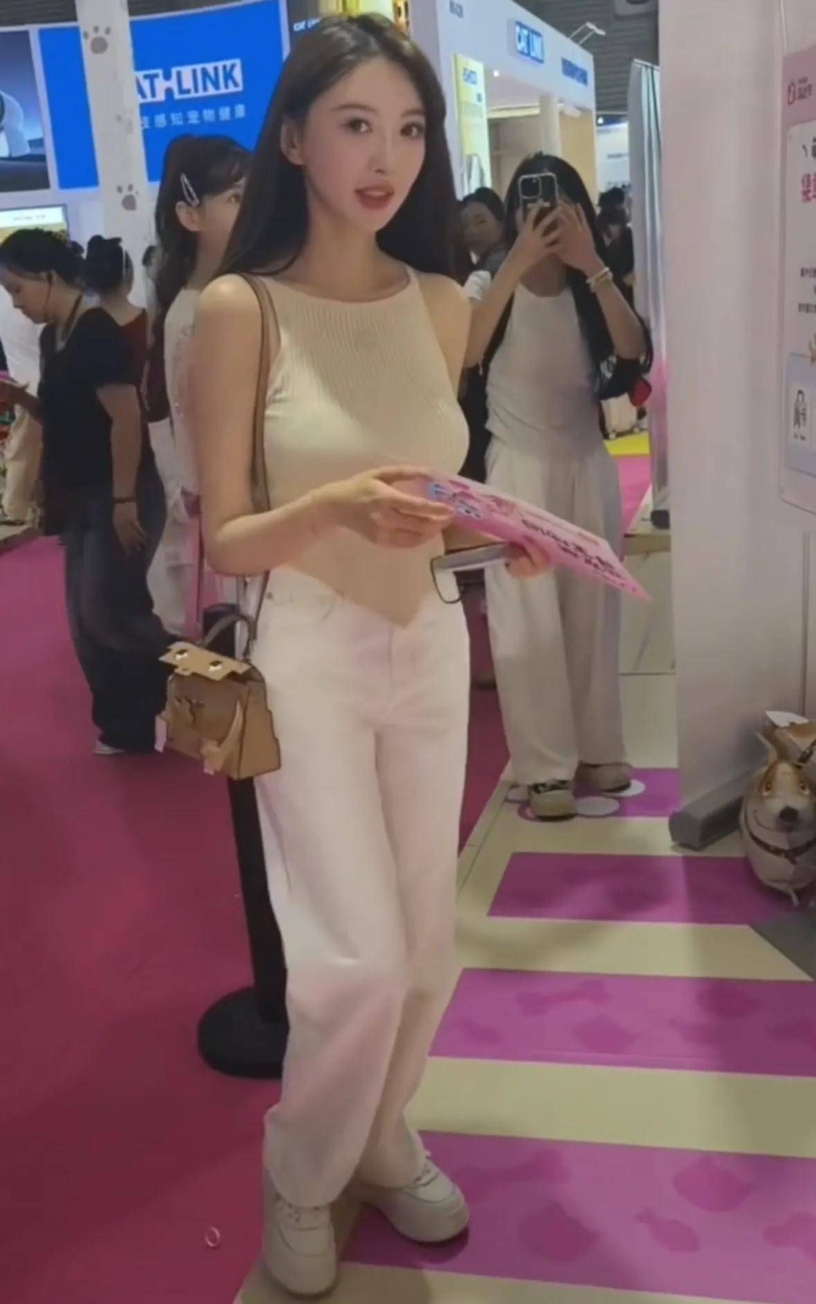 网友亚宠展偶遇叶珂，产后身材苗条如少女，但身高意外翻车