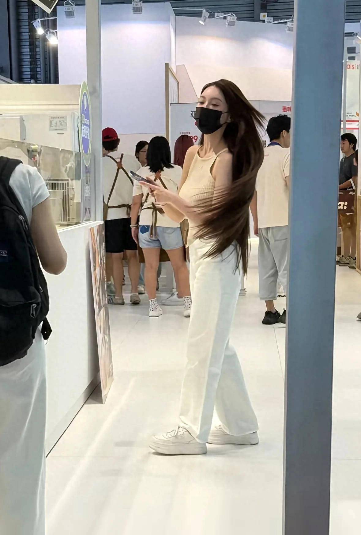 网友亚宠展偶遇叶珂，产后身材苗条如少女，但身高意外翻车