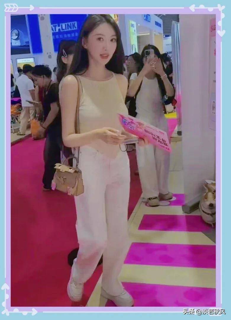 叶柯逛宠物展被偶遇，真实长相曝光，网友：黄晓明眼光真好！