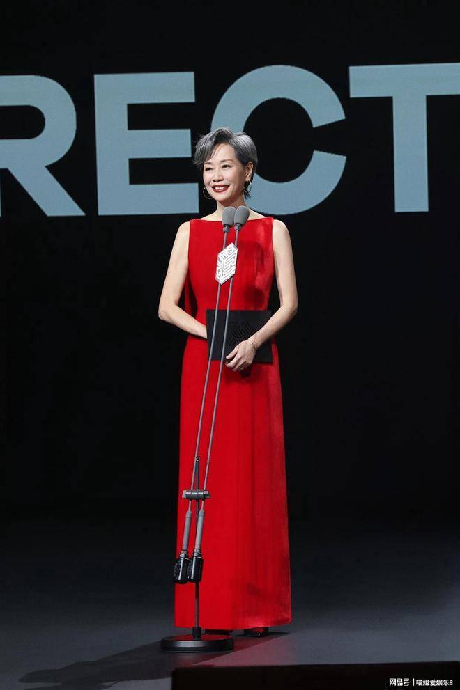 叶童出席青年电影展，红裙魅惑全场，裸背肌肉线条极为迷人