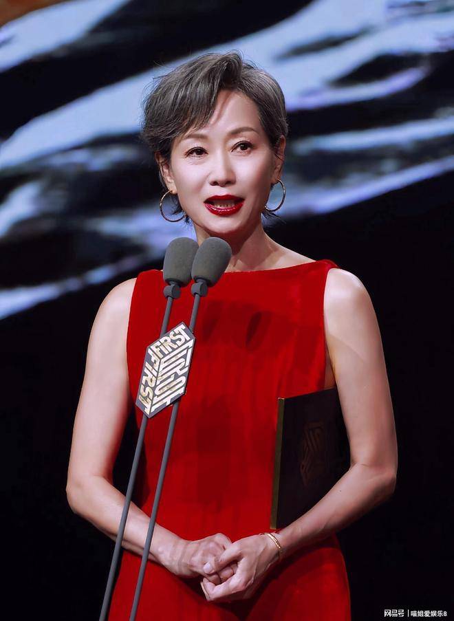 叶童出席青年电影展，红裙魅惑全场，裸背肌肉线条极为迷人