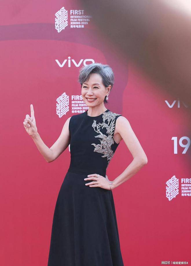 叶童出席青年电影展，红裙魅惑全场，裸背肌肉线条极为迷人